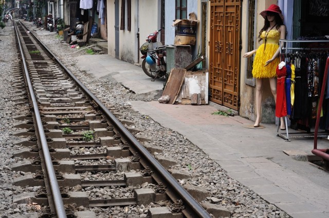 Railway-Hanoi-640x425