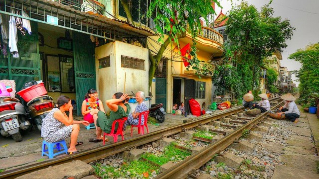 Railway-Hanoi2-640x360