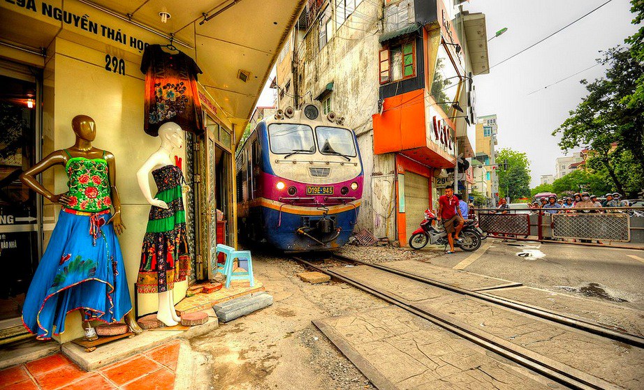 Hanoi, ahol szinte a vonatsíneken zajlik az élet