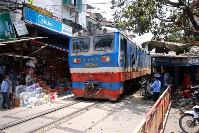 Railway-Hanoi7-640x429