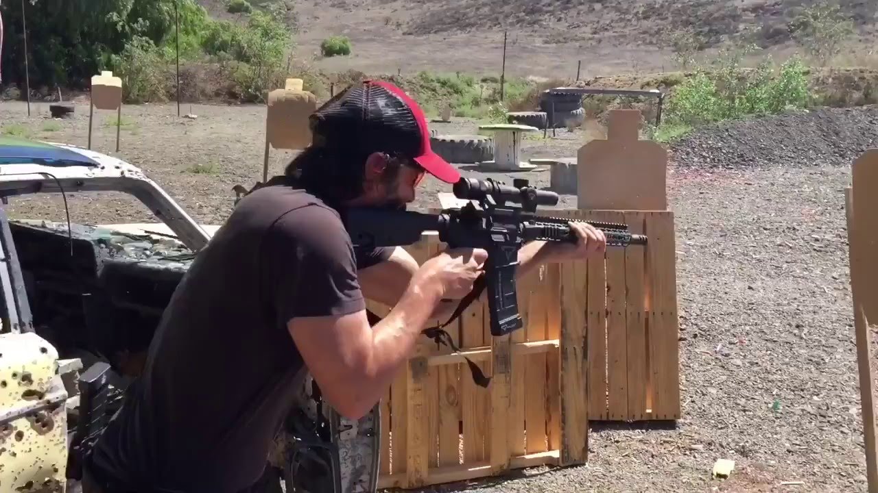 Keanu Reeves lőgyakorlaton