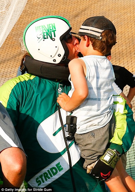 36BCF44700000578-3716528-Aikins_hugs_his_four_year_old_son_Logan_after_completing_the_rec-a-63_1469940662955