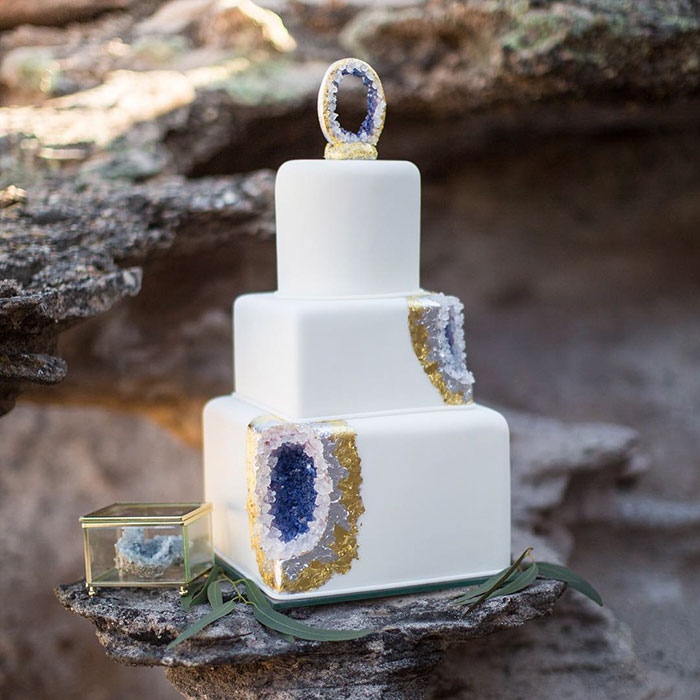 amethyst-geode-wedding-cake-trend-13-57833e23bb4f8__700