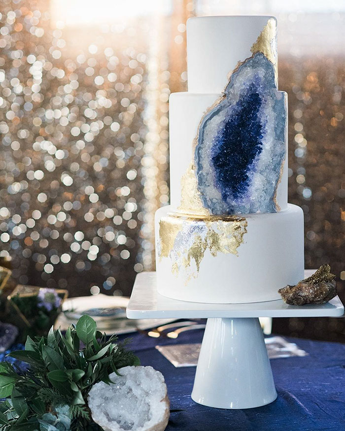 amethyst-geode-wedding-cake-trend-14-57833e25a6724__700