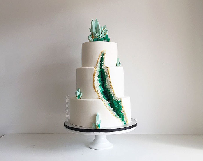 amethyst-geode-wedding-cake-trend-578343e82e0d9__700