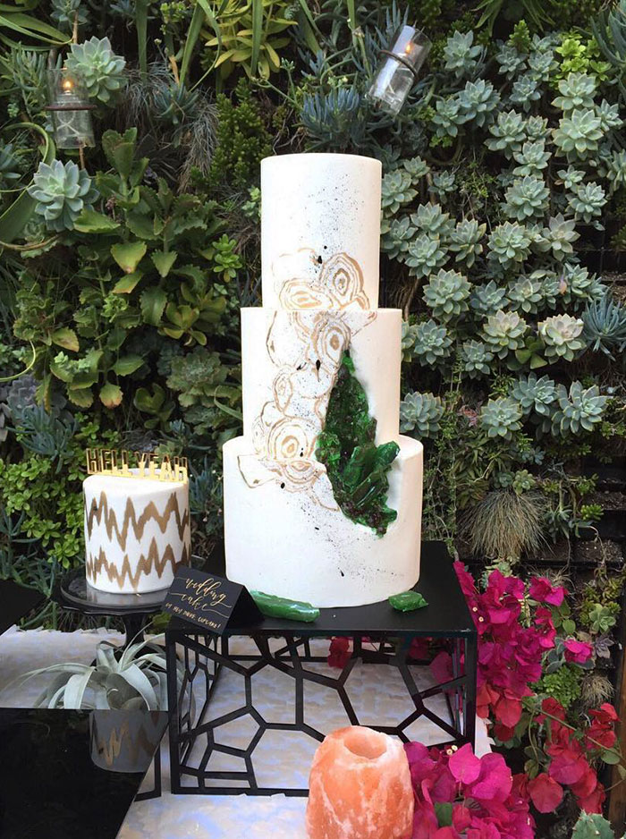 amethyst-geode-wedding-cake-trend-57834401ba65d__700