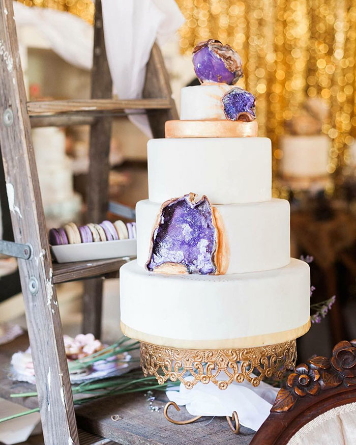 amethyst-geode-wedding-cake-trend-6-57833e14c5171__700