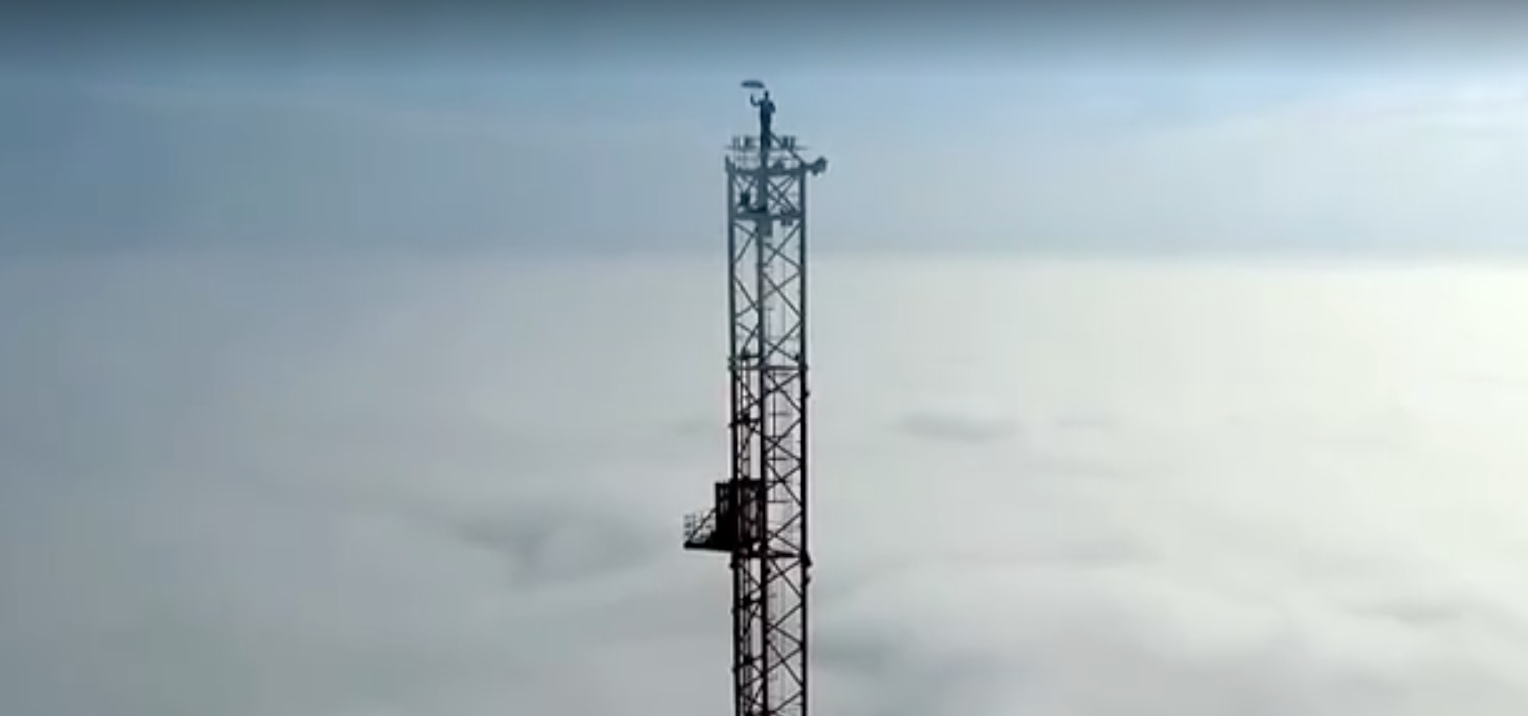 Esernyős ember: 300 méter magasan a Solti rádió tornyon