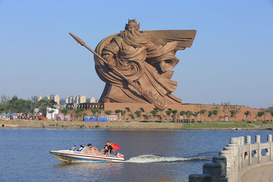 Monumentális szobrot emeltek Kínában a legendás harcosnak