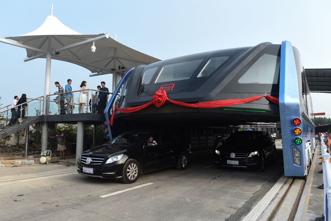 Kínai sínbusz, ami alatt autók közlekedhetnek
