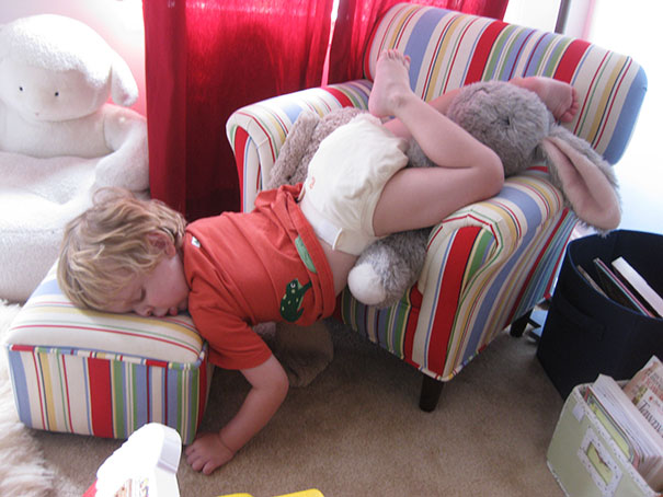 funny-kids-sleeping-anywhere-14-57a987fedf2a6__605