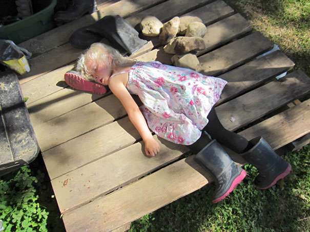 funny-kids-sleeping-anywhere-44-57a988480be3f__605