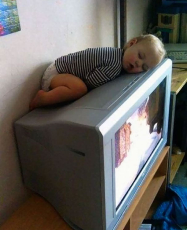 funny-kids-sleeping-anywhere-99-57a9e31a79f3a__605