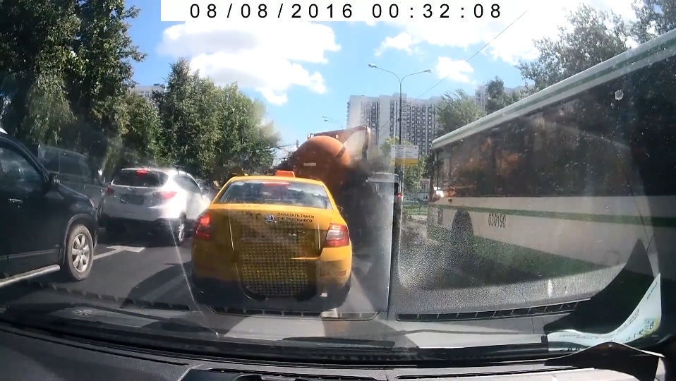 A forgalom közepén robbant fel egy moszkvai szippantós kocsi
