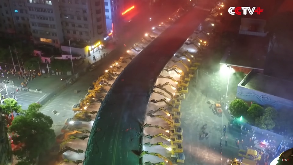 Így bont le 116 kotrógép egy felüljárót Kínában