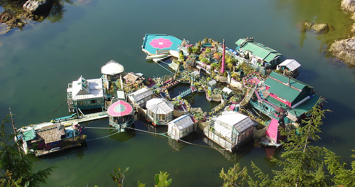 Ez a pár épített magának egy saját úszó szigetet.