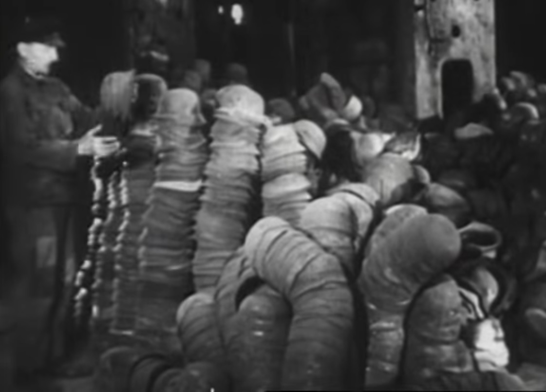 1946-os videó mutatja be, mi lett a német katonák sisakjaiból: szűrő és tál