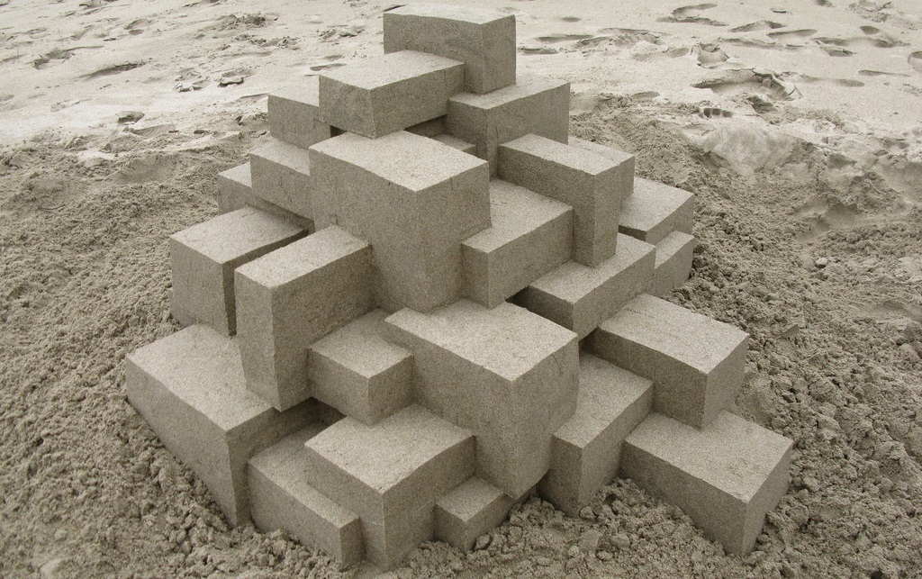 Calvin Seiber brutalista homokvárakat épít a strandon