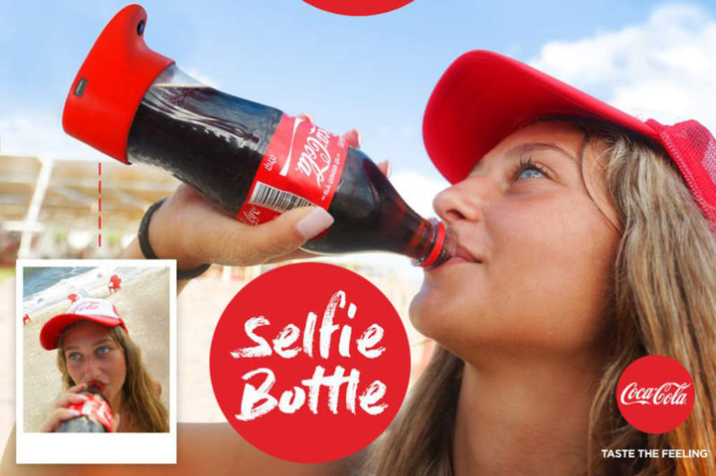 A Coca-Cola megcsinálta a palackot, ami ivás közben lefotózza az embert