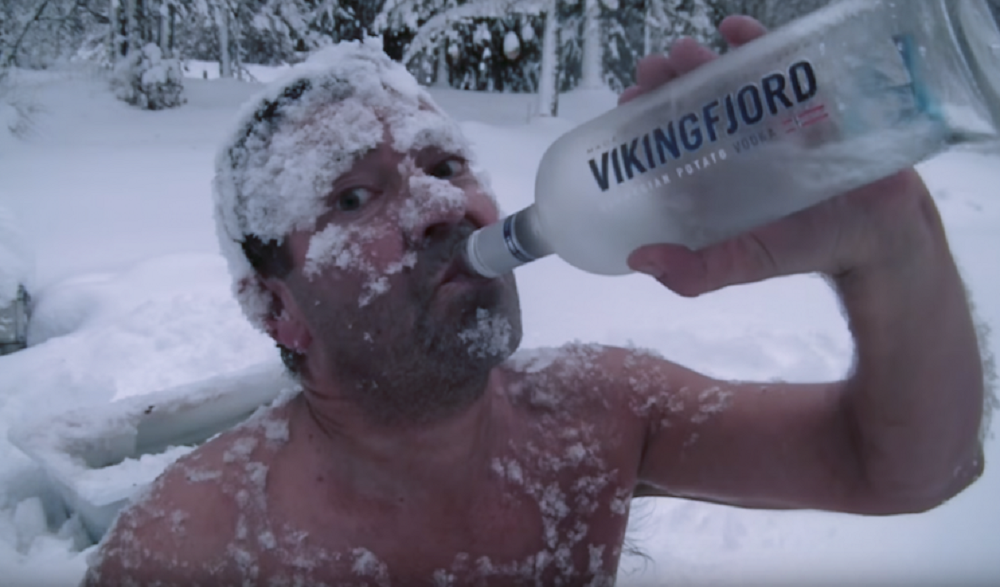 Csak egy őrült norvég, aki a hóban fürödve vodkázik és sörözik
