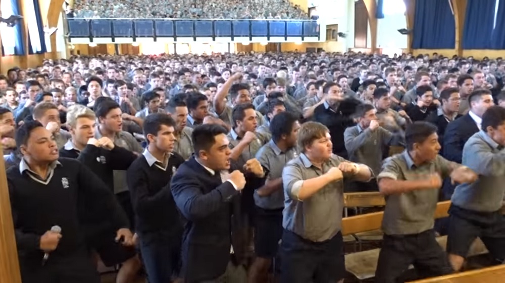 Haka-tánccal búcsúztatták nyugdíjba vonuló tanárukat az új-zélandi diákok