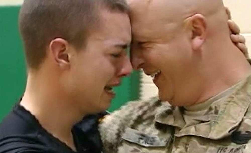 Torokszorító videón a szeretteiket meglepő, külföldről hazatérő amerikai katonák