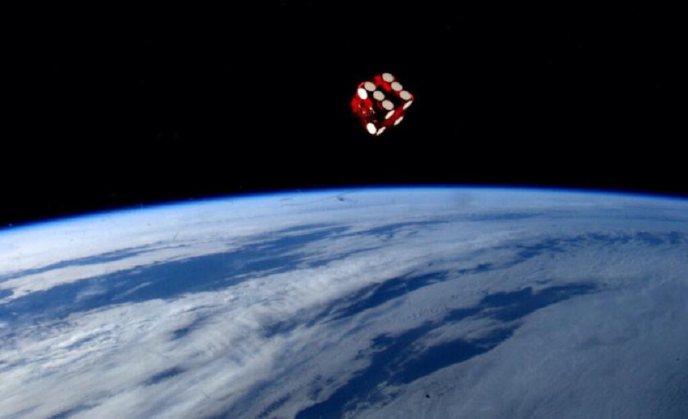 Reid Wiseman ‏@astro_reid  Jun 1
A simple toy from my childhood makes for a cool picture in space. pic.twitter.com/yddfNTwiow
