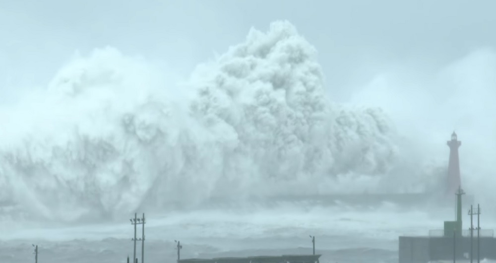 Óriási hullámok ostromolták Tajvan partjait