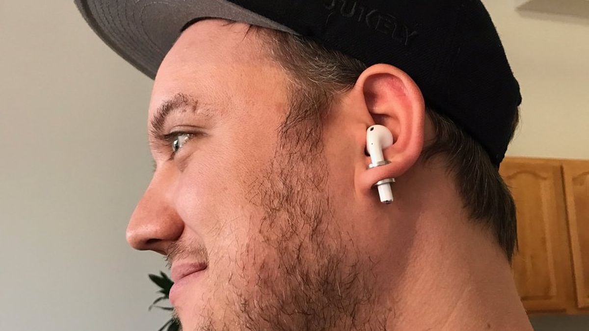 Ez a srác megoldotta, hogy ne veszítse el a vezeték nélküli fülhallgatóját