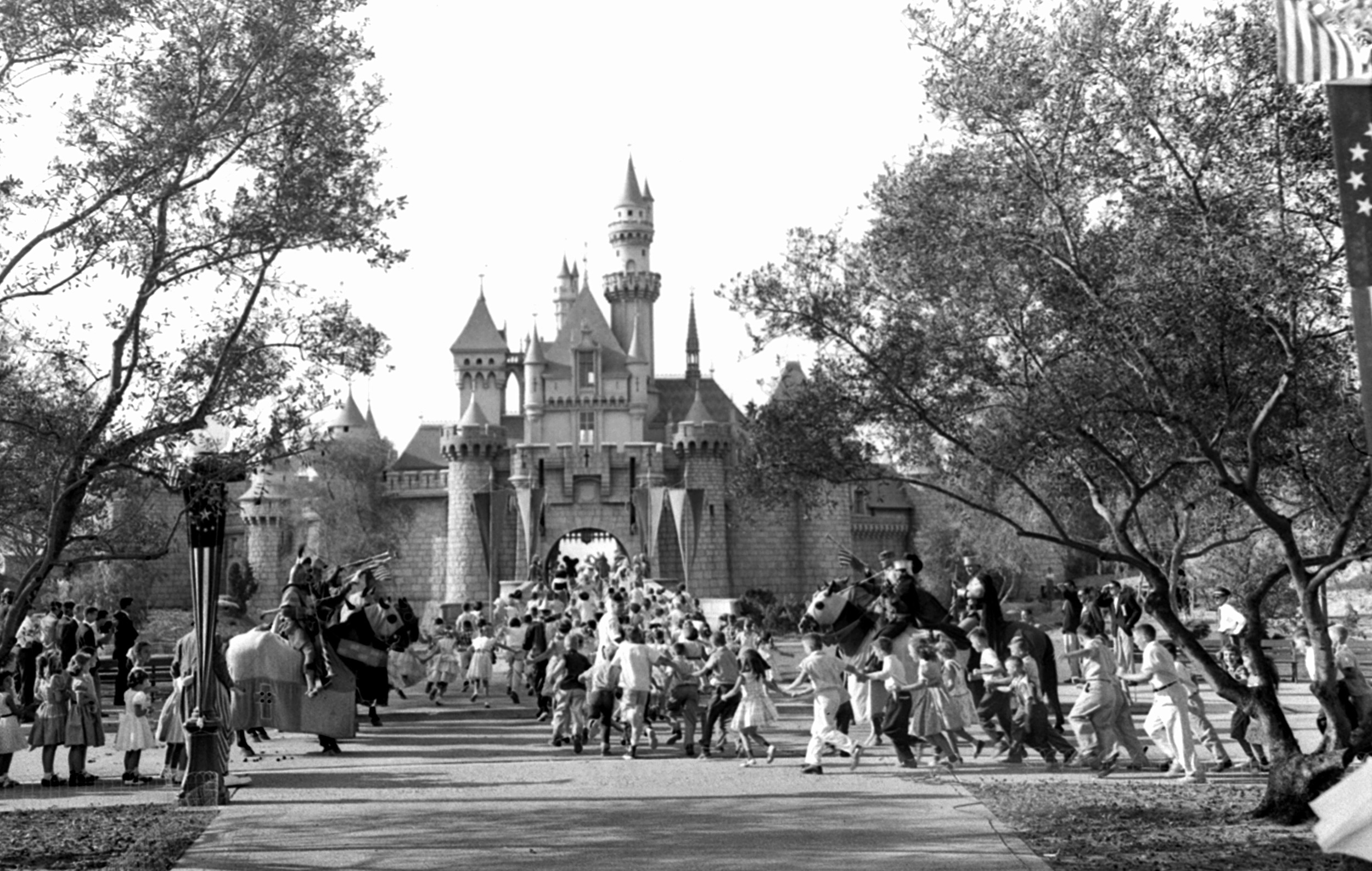 Ilyen volt a nap, amikor megnyitott Disneyland