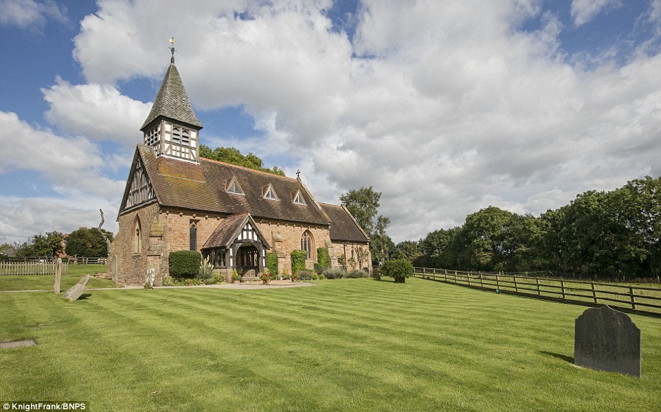 Napi különleges: családi házzá alakítottak egy brit templomot