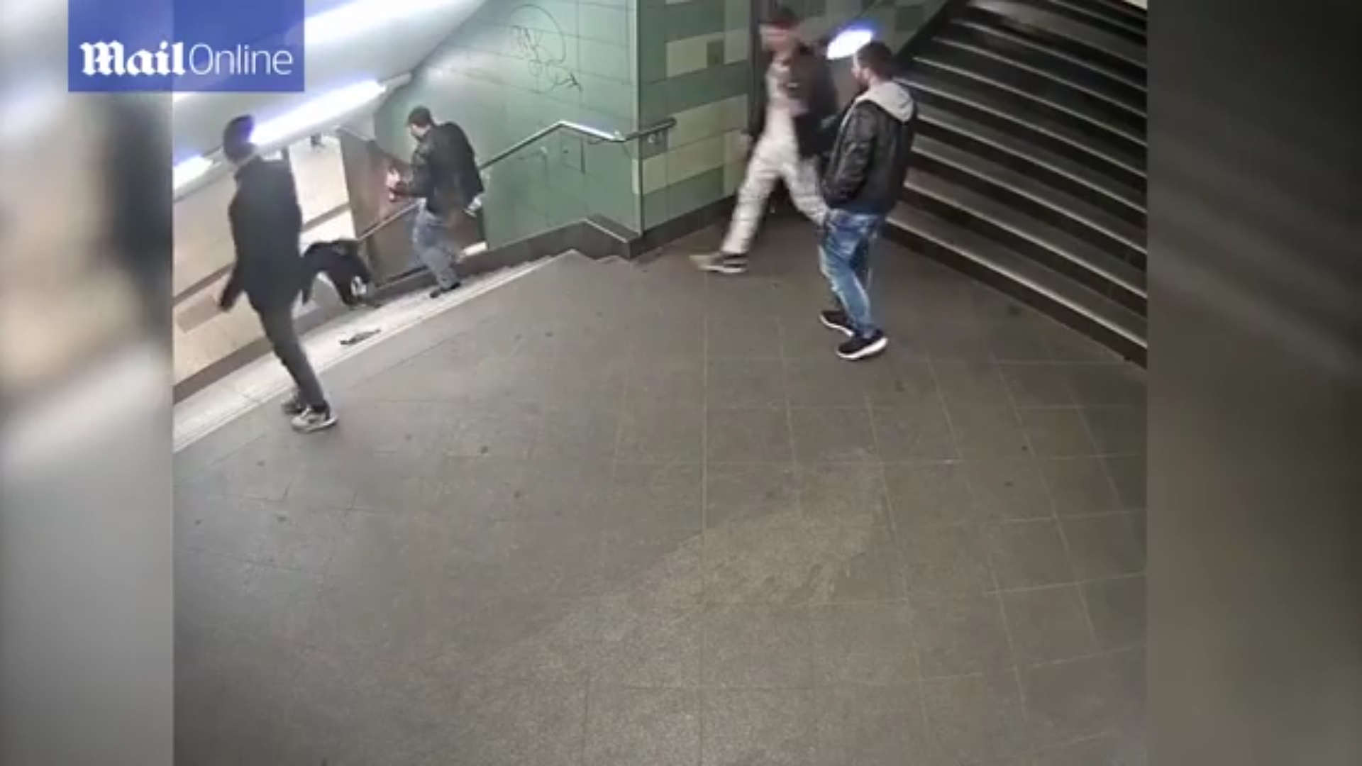 Bejárta a világsajtót a videó, amin ok nélkül rúgnak le egy nőt a lépcsőn