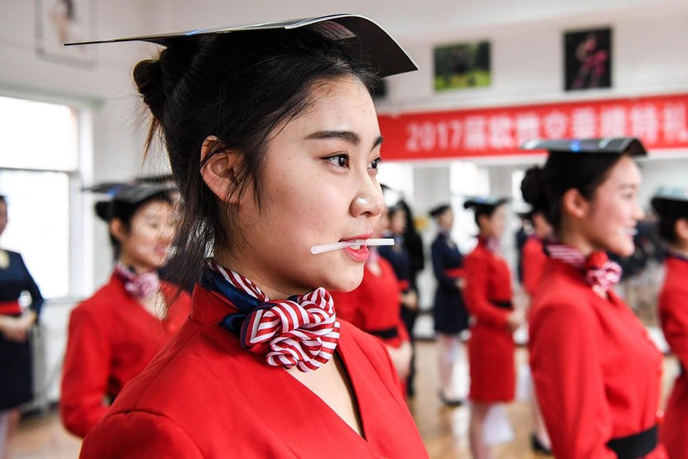 Nem egyszerű, ahogy kiképzik ezeket a kínai Stewardess lányokat