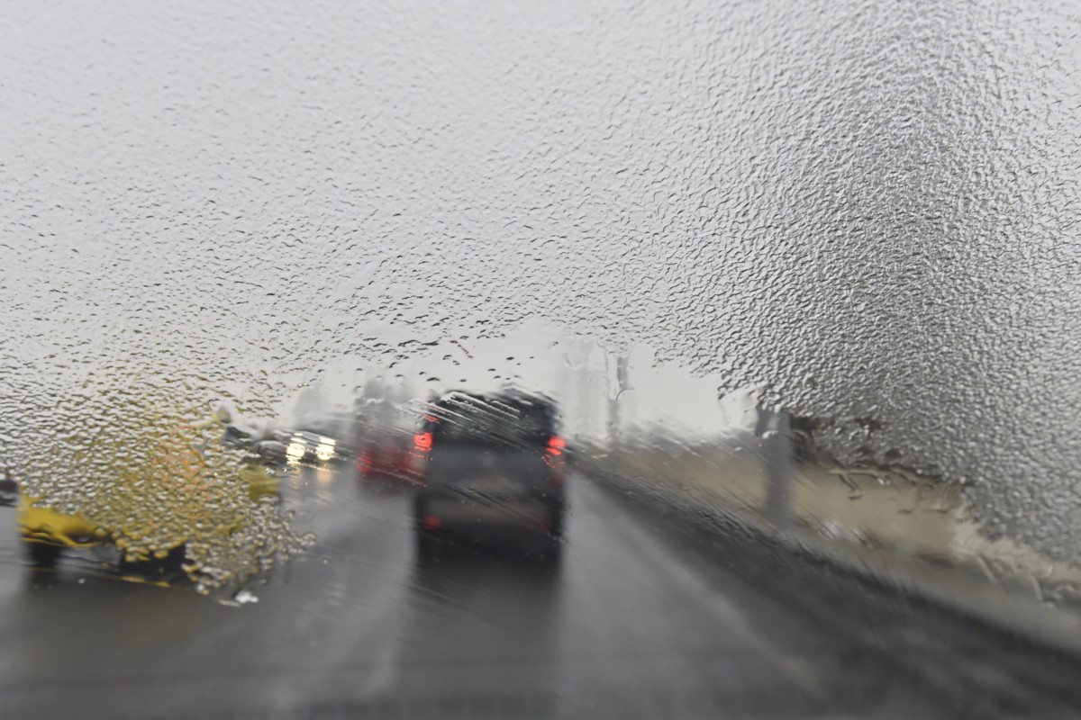 Ónos eső egy személygépkocsi szélvédőjén Újpesten, az Árpád úton. MTI Fotó: Máthé Zoltán