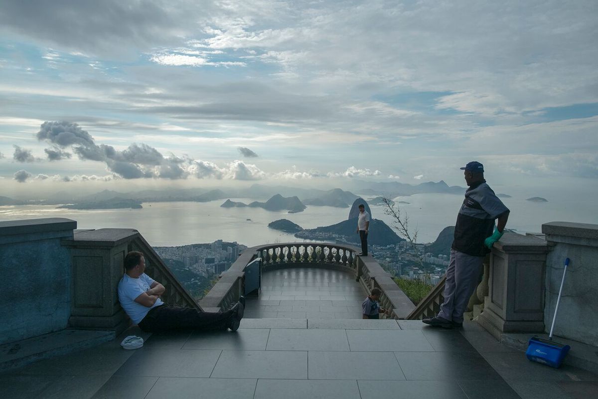 Egy fotós háttal állva fényképzte a világhírű turistalátványosságokat