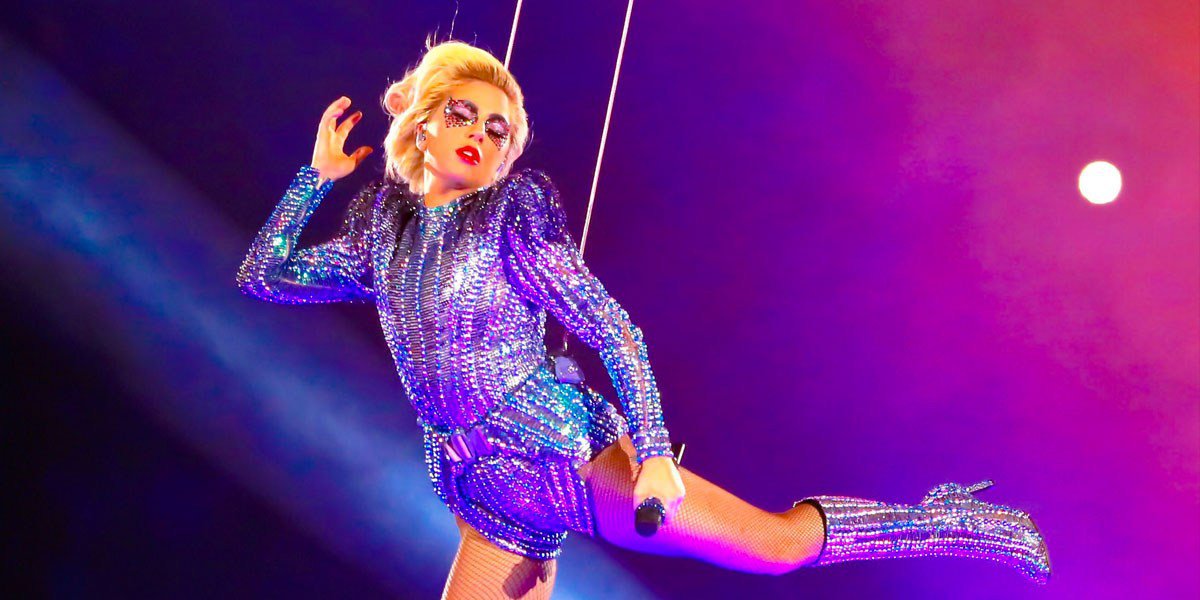 Háromszáz drón világított Lady Gaga mögött a Super Bowl félidei showjában