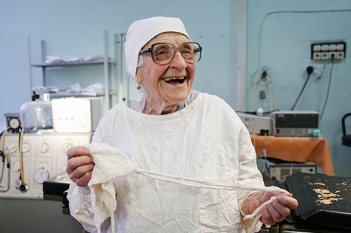 89 évesen is naponta operál a világ legöregebb sebésze