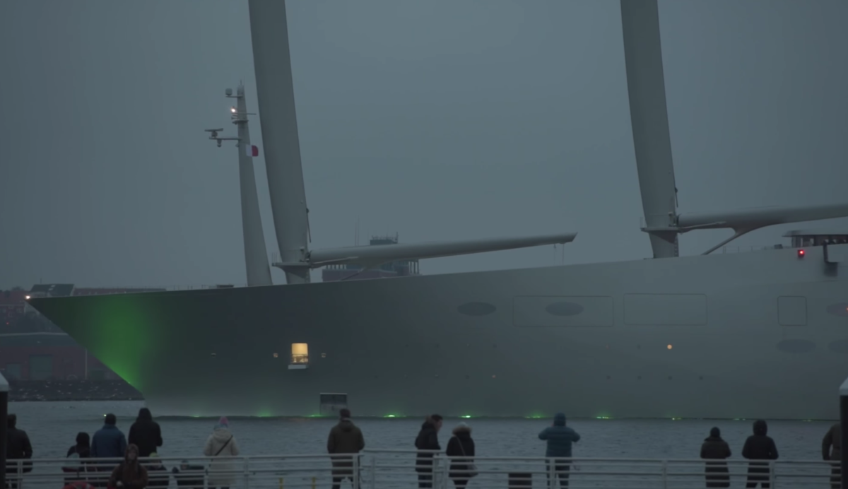 Elhagyta a hajógyárat a világ legnagyobb vitorlás jachtja – padlót fogsz az árától