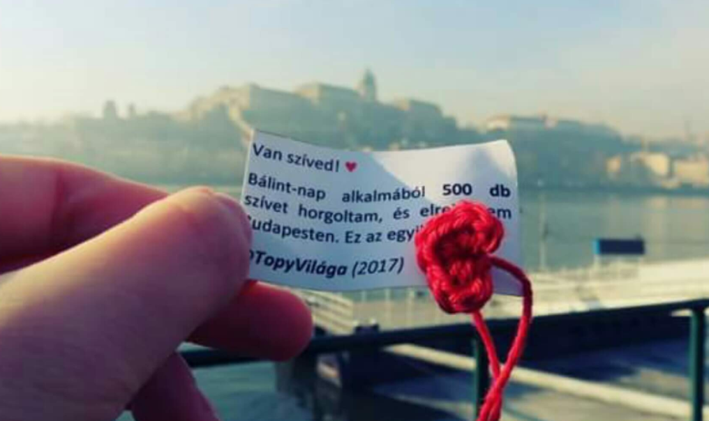 Egy blogger 500 horgolt szívecskét rejtett el Budapesten