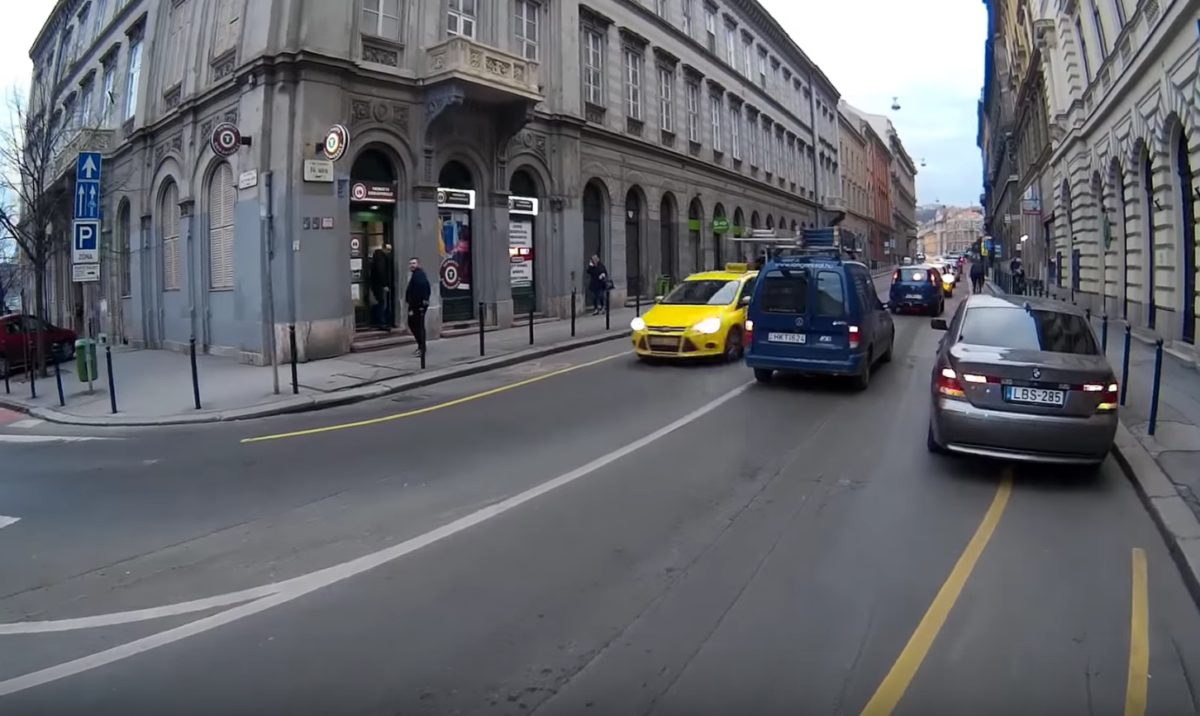 Zseniálisan alázták a bunkó BMW-st a budapesti biciklisávban