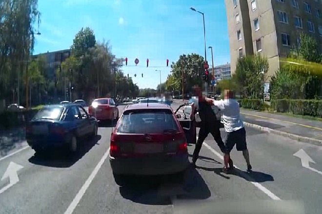 GTA Győr: összeverekedett a pirosnál egy buszsofőr és három autós – videó