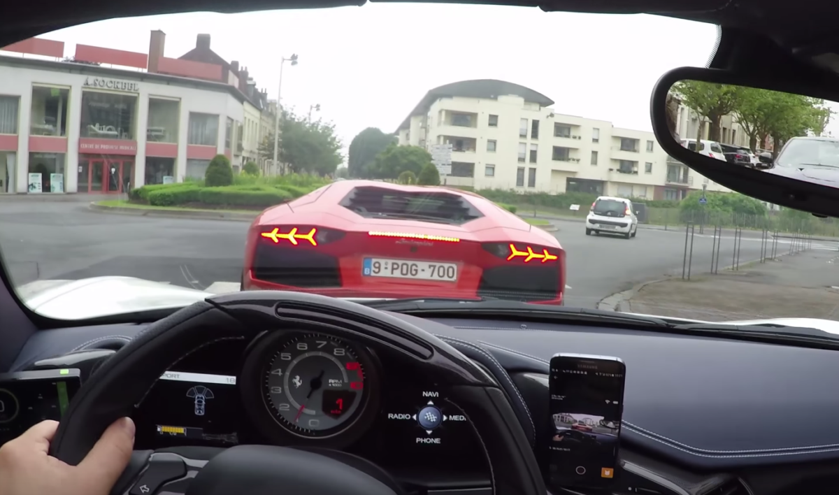 Na, ezért nem szabad beállni a kereszteződésben a Lamborghini mögé! – videó