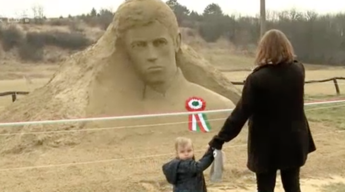 Hatalmas Petőfi-homokszobrot készítettek Tinnyén