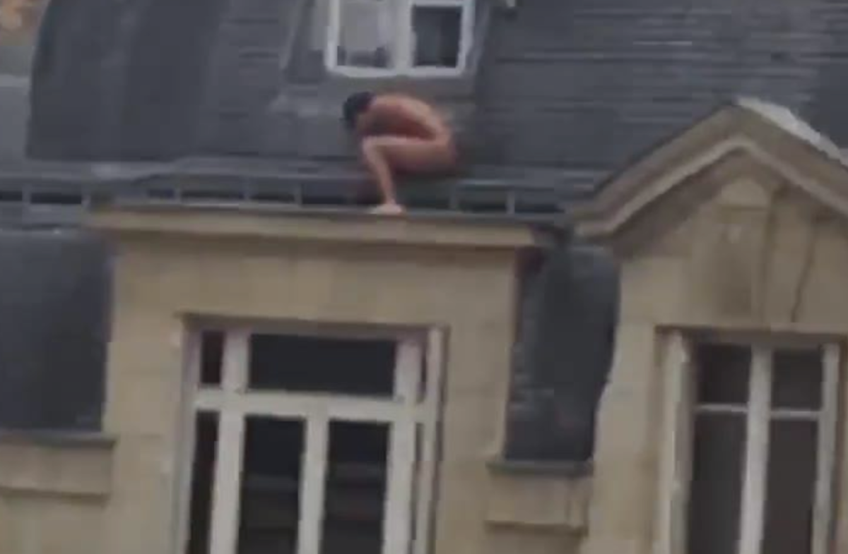 Meztelenül bujkált a tetőn a rajtakapott szerető – videó