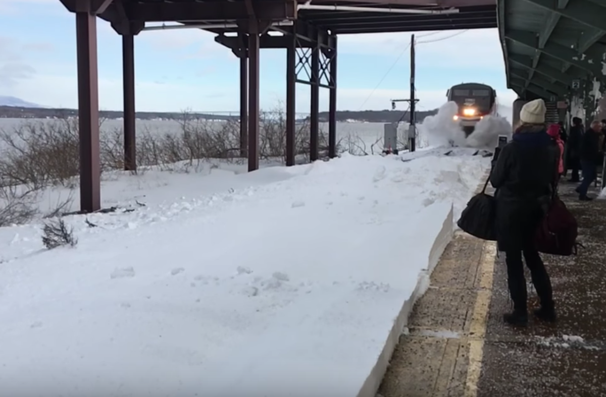 Ez a lány nem sejtette, hogy ha a peronról videózza a vonatot, őt is be fogja takarni a hó