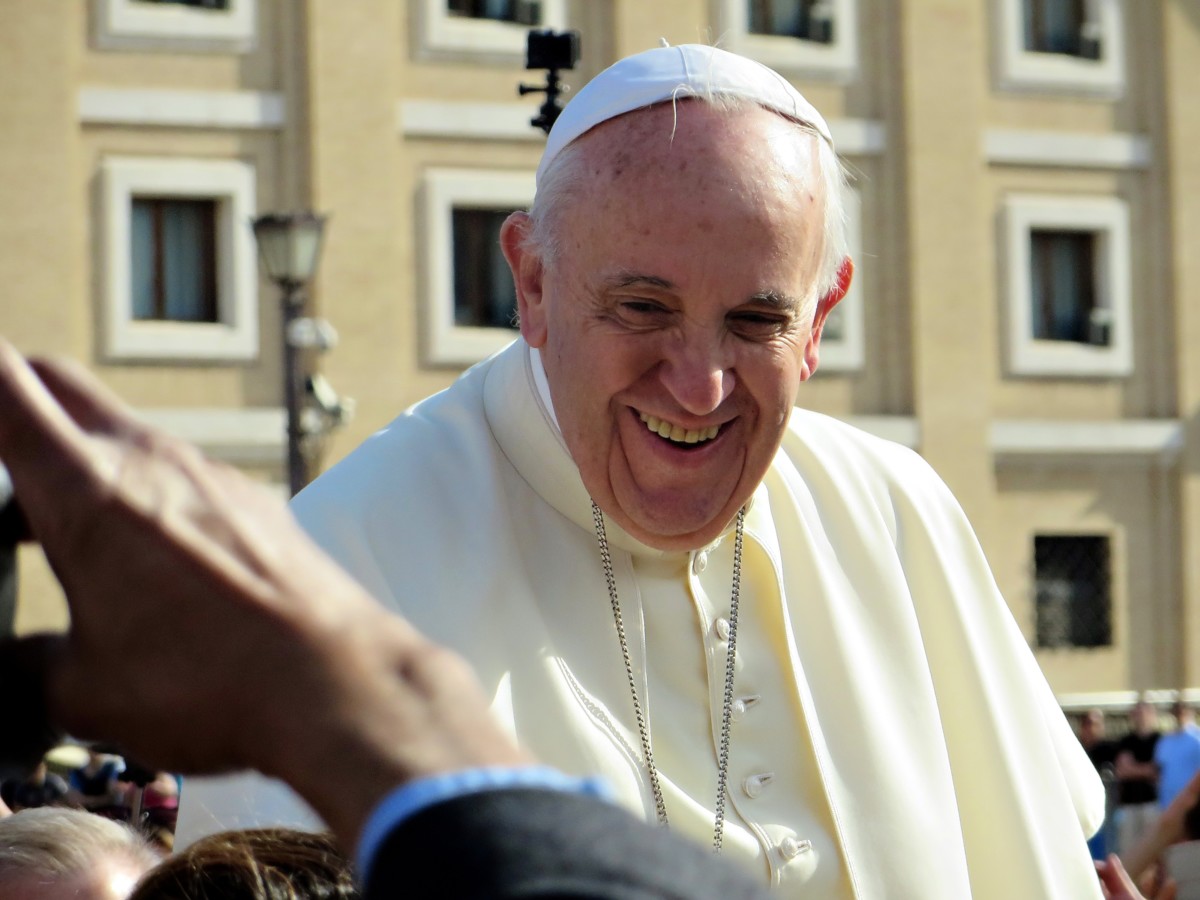 Ingyenes mosodát nyittatott a hajléktalanoknak Ferenc pápa