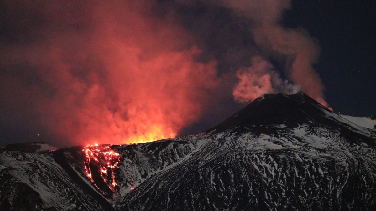 Folytatódott az Etna kitörése – lenyűgöző az izzó láva hömpölygése