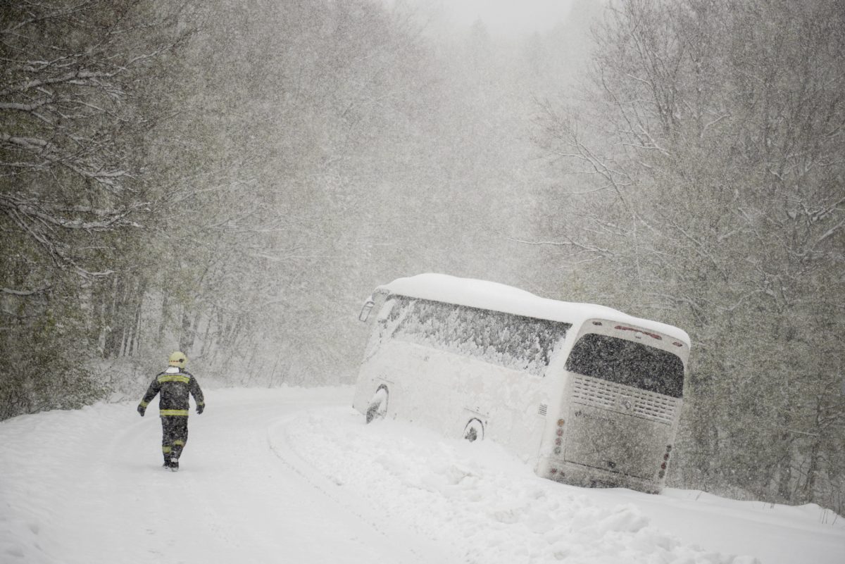 A hóesésben megcsúszott és elakadt autóbusz Mátraszentimre közelében 2017. április 19-én. MTI Fotó: Komka Péter