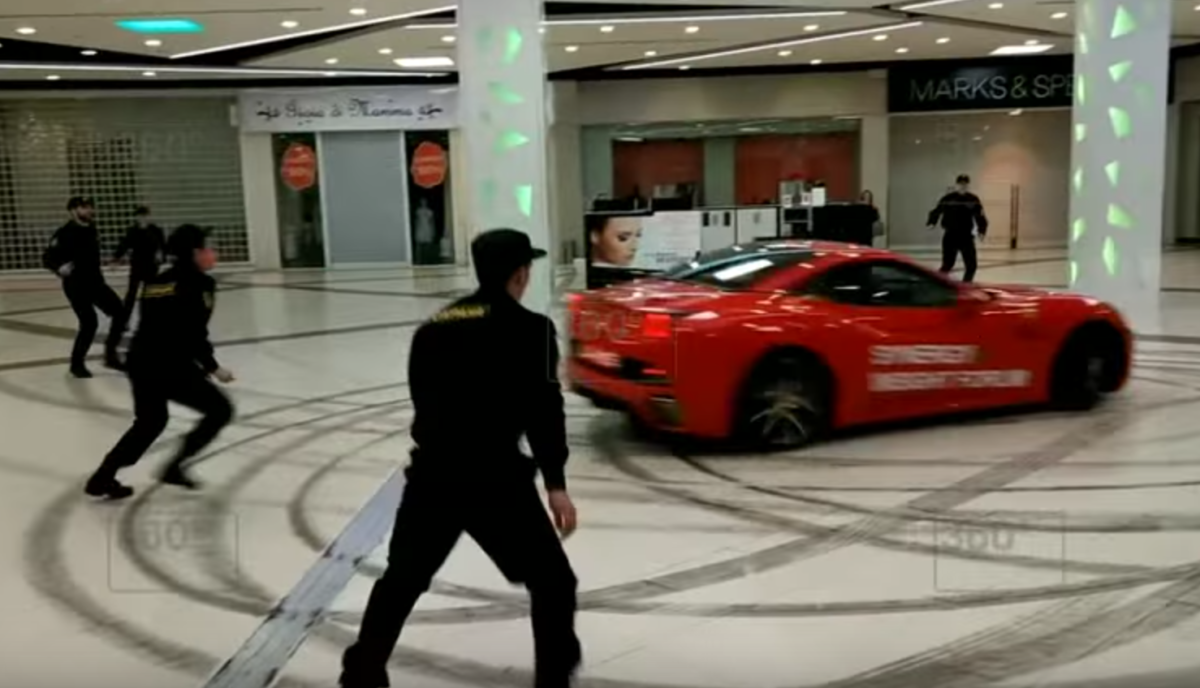 Áruházban driftelt egy őrült orosz a Ferrarijával – videó