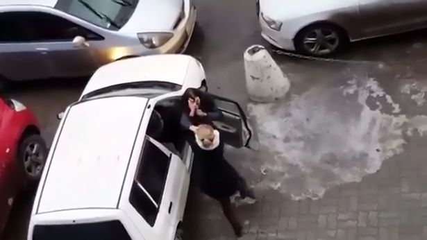 Egymásnak esett két nő egy parkolóhely miatt